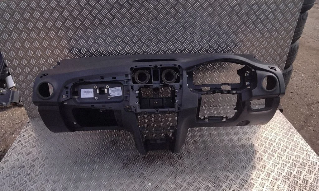 Dashboard 681007172R