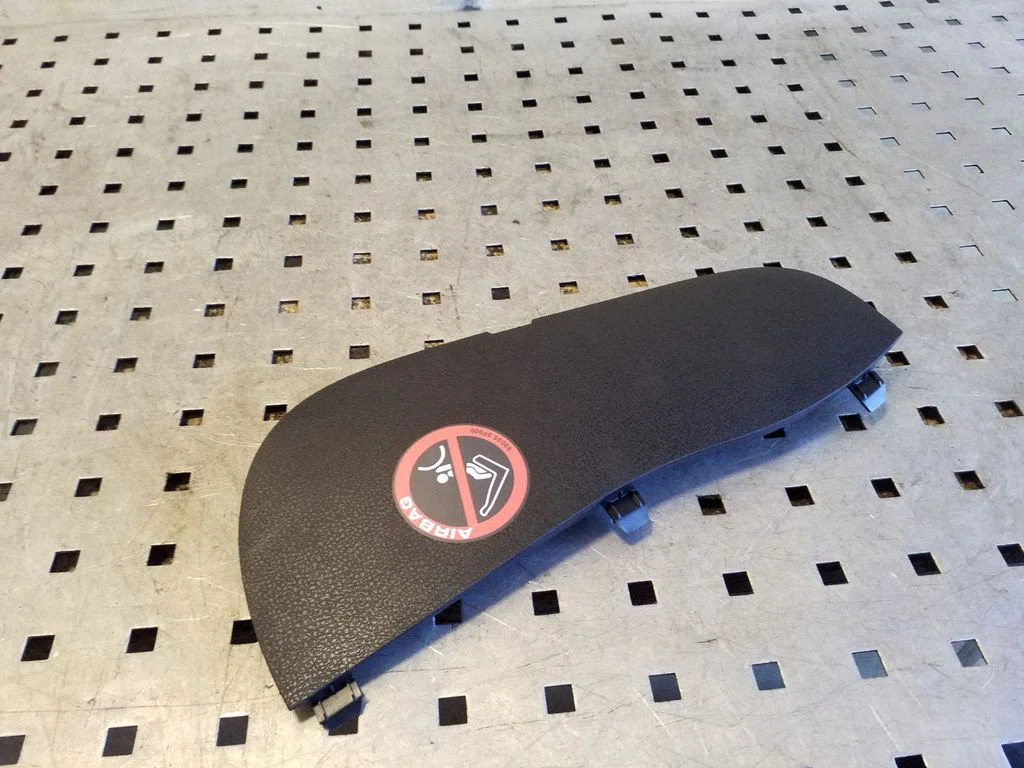 Dashboard side end trim – Nissan Juke I F15 (2010-2018)