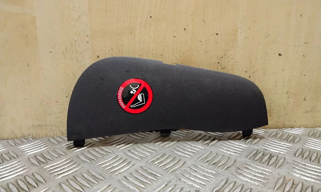 Dashboard side end trim – Nissan Juke I F15 (2010-2018)
