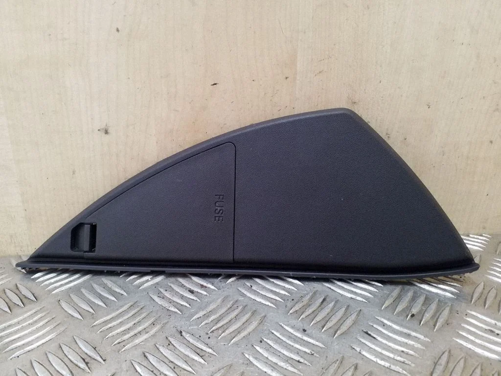 Dashboard side end trim 847662K900