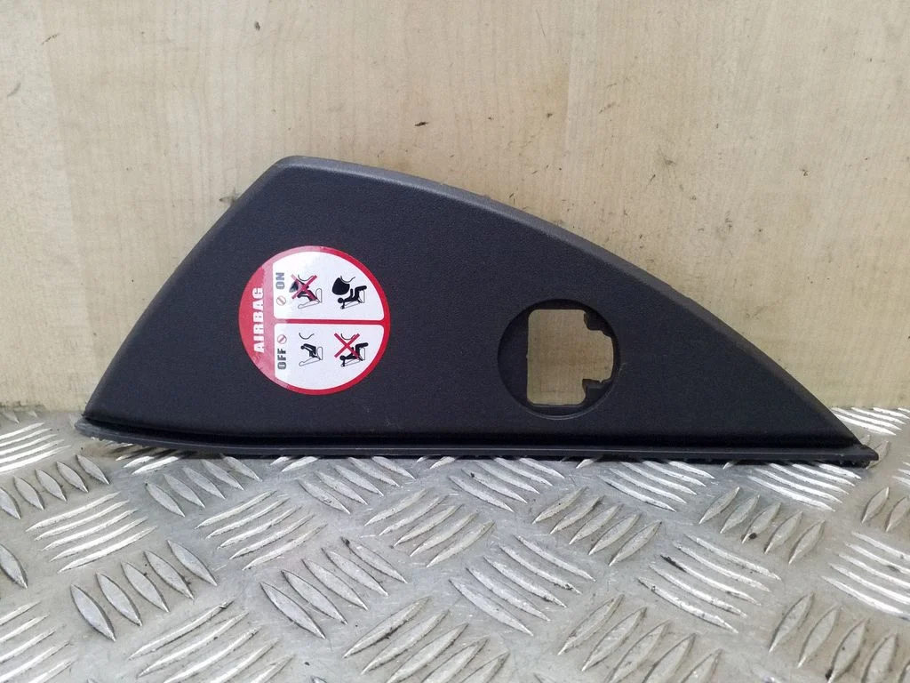 Dashboard side end trim 847662K910