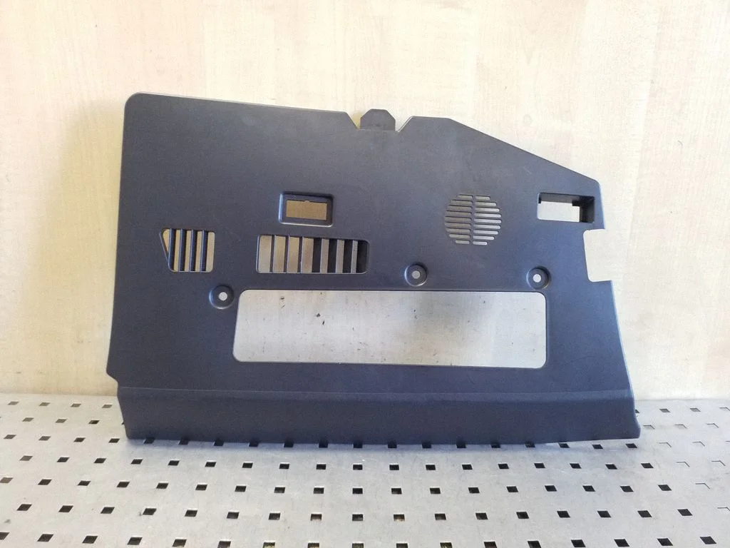 Panel deski rozdzielczej (dolny) 113330100D – Tesla Model Y (2020-)