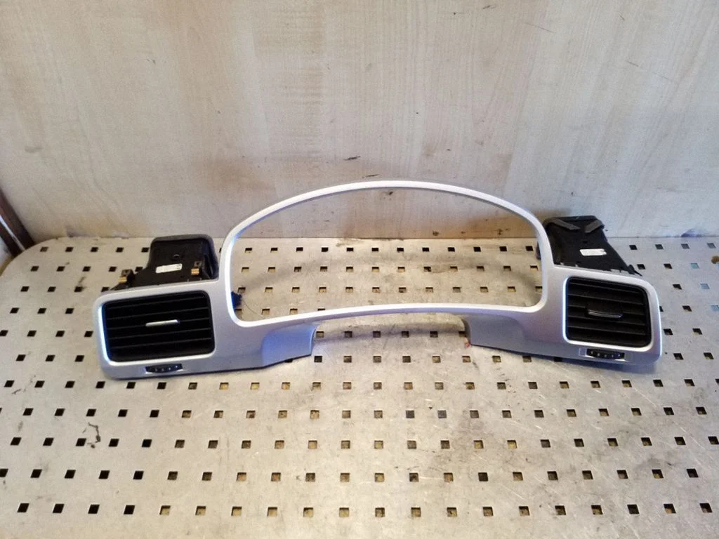 Dashboard trim – Volkswagen Touareg II (2010-2018)
