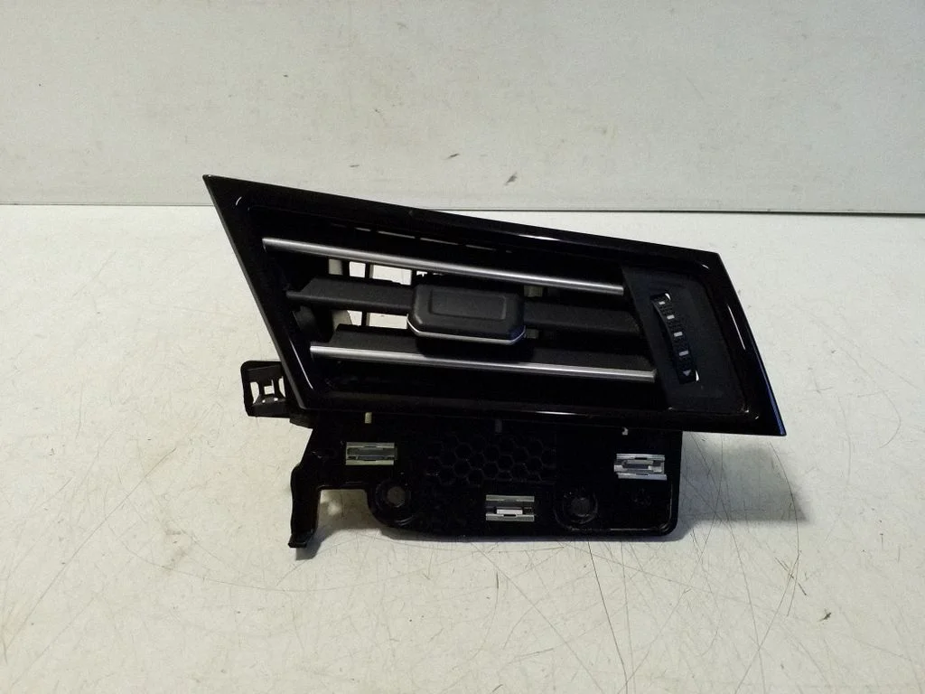 Dashboard side air vent grill/cover trim 3G2819702E