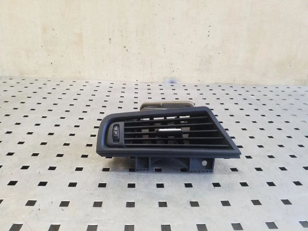 Dashboard side air vent grill/cover trim – BMW 5 Series F10 F11 (2009-2016)