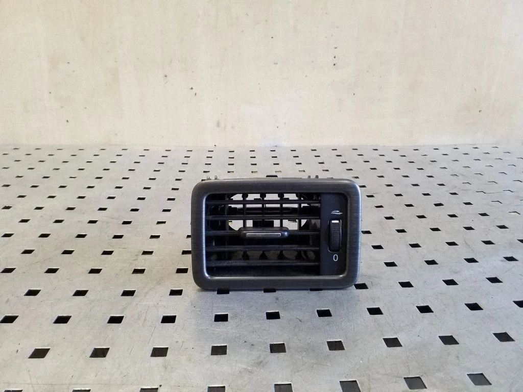 Dashboard side air vent grill/cover trim 30755178