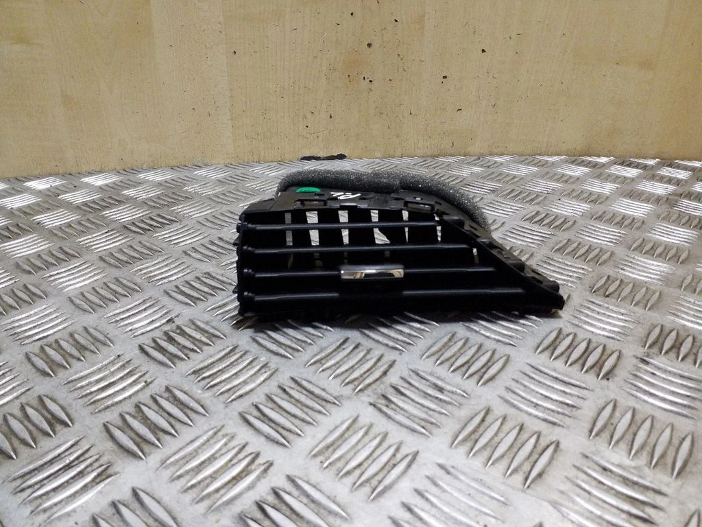 Dashboard side air vent grill/cover trim DS73F018B09CHW