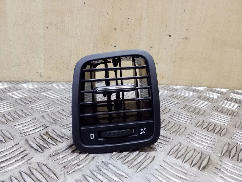 Dashboard side air vent grill/cover trim 5L0819701