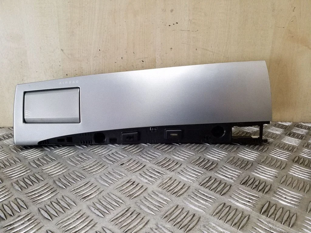 Armatuurlaua külje õhutusresti kate 8X23043C26BJ