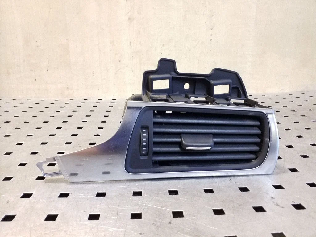Dashboard side air vent grill/cover trim 4G2820902C