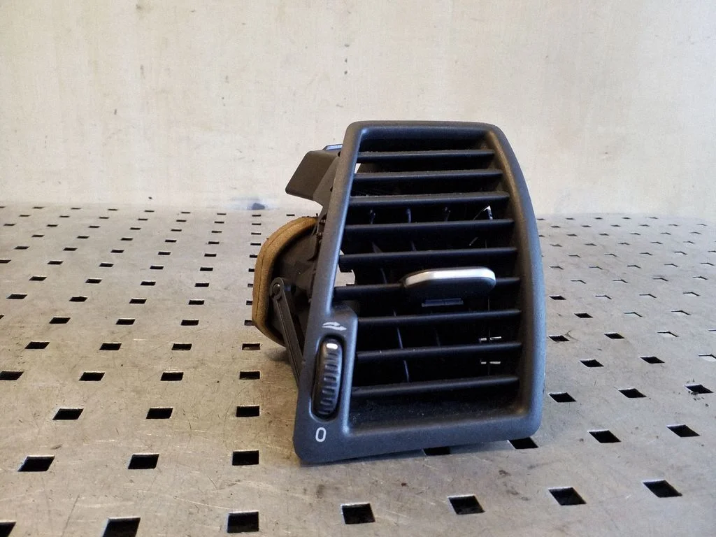 Dashboard side air vent grill/cover trim – Volvo XC90 (2007-2014)