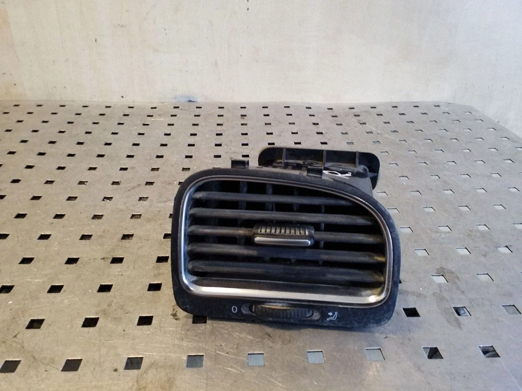 Dashboard side air vent grill/cover trim – Volkswagen Golf Plus (2005-2013)