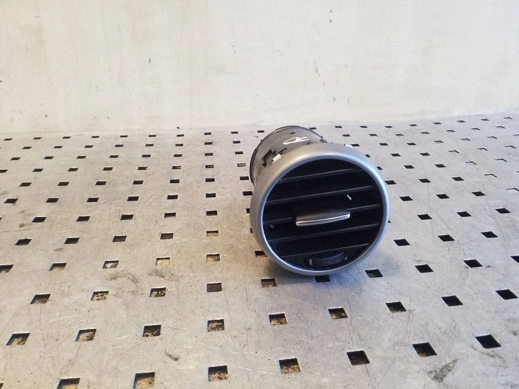 Dashboard side air vent grill/cover trim 1P0819203