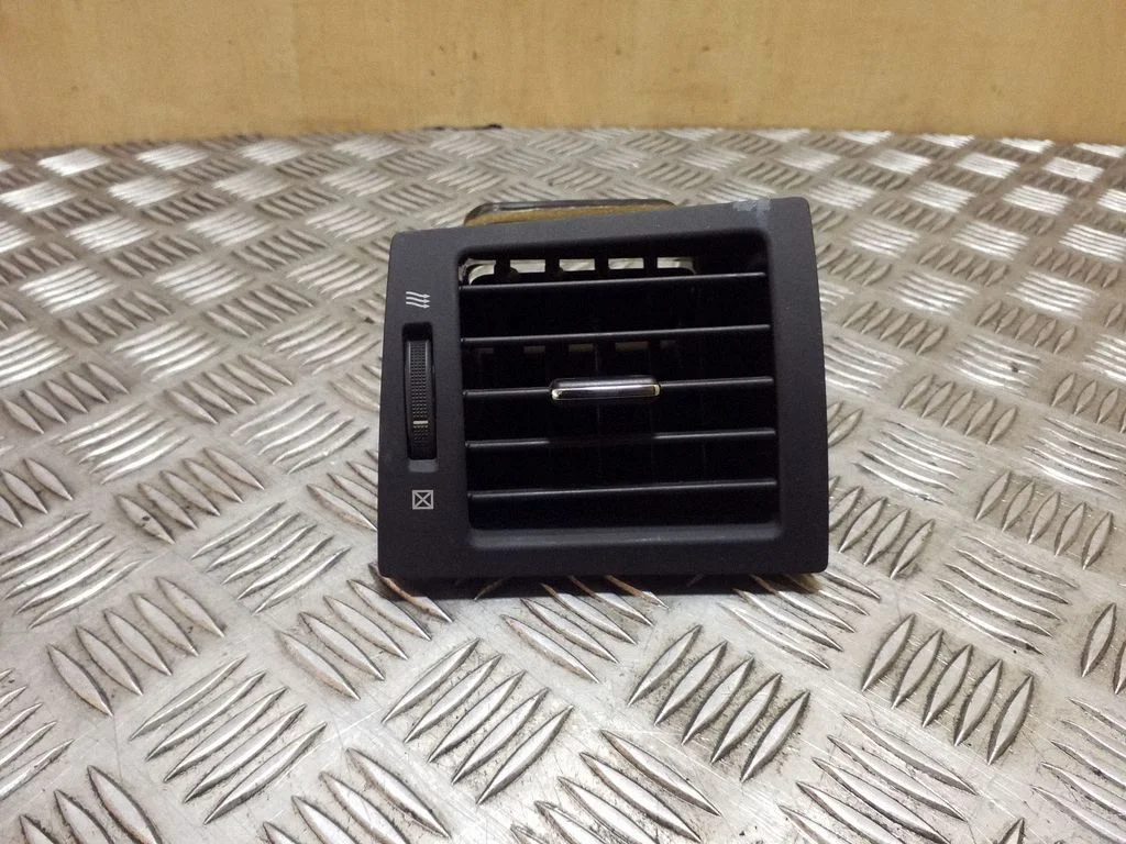 Dashboard side air vent grill/cover trim – Toyota Avensis T270 (2009-2012)