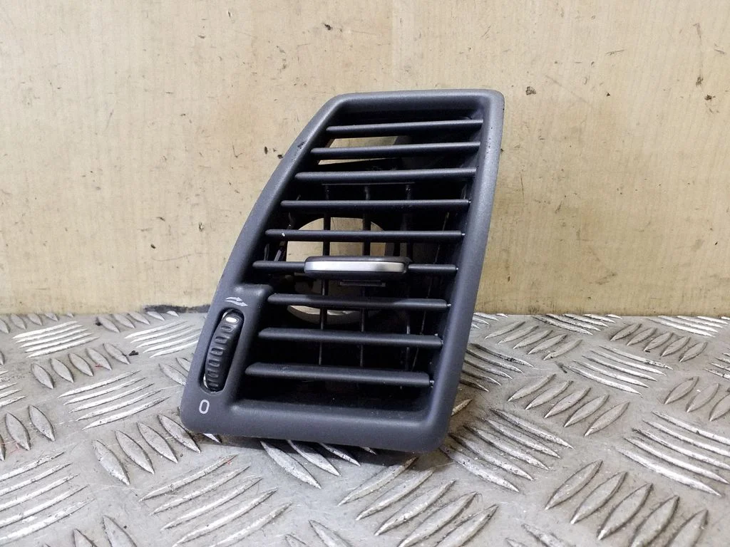 Dashboard side air vent grill/cover trim – Volvo XC90 (2007-2014)