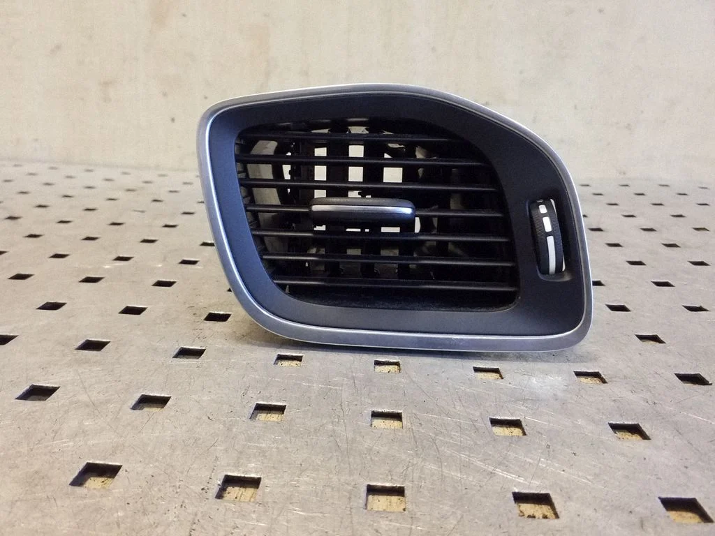 Armatuurlaua külje õhutusresti kate – Volvo S60 (2005-2010)