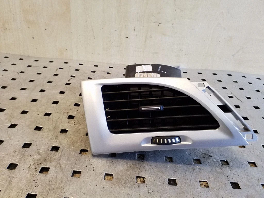 Dashboard side air vent grill/cover trim – Renault Megane III (2009-2016)