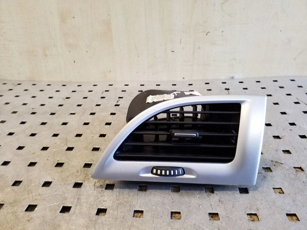 Dashboard side air vent grill/cover trim – Renault Megane III (2009-2016)
