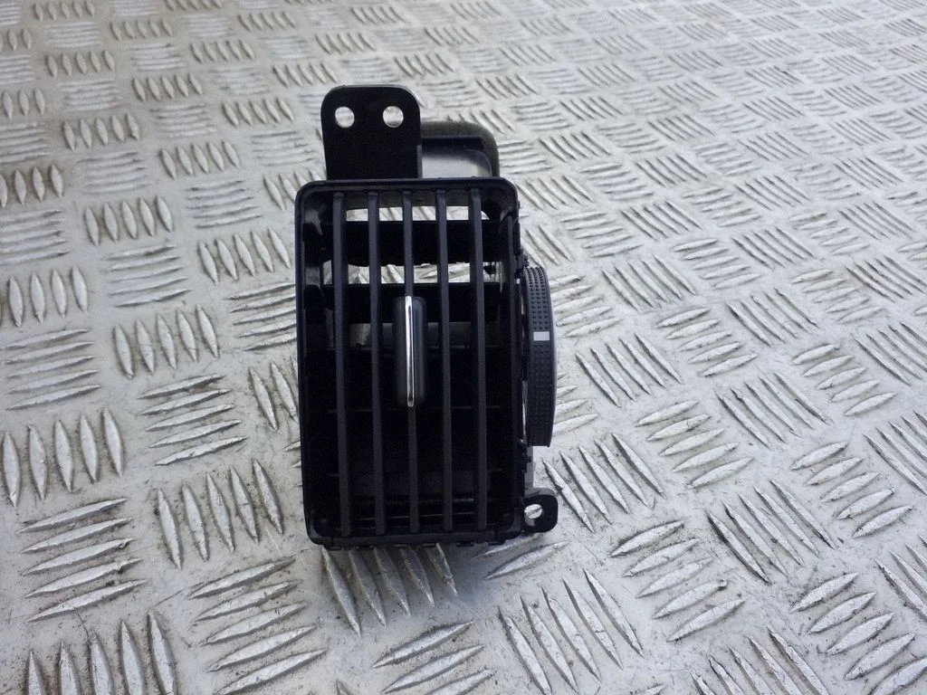 Dashboard side air vent grill/cover trim – Toyota Corolla Verso AR10 (2004-2009)