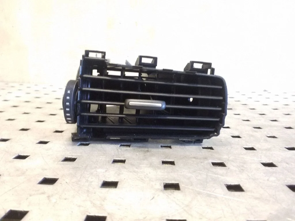 Dashboard side air vent grill/cover trim 4G2820902
