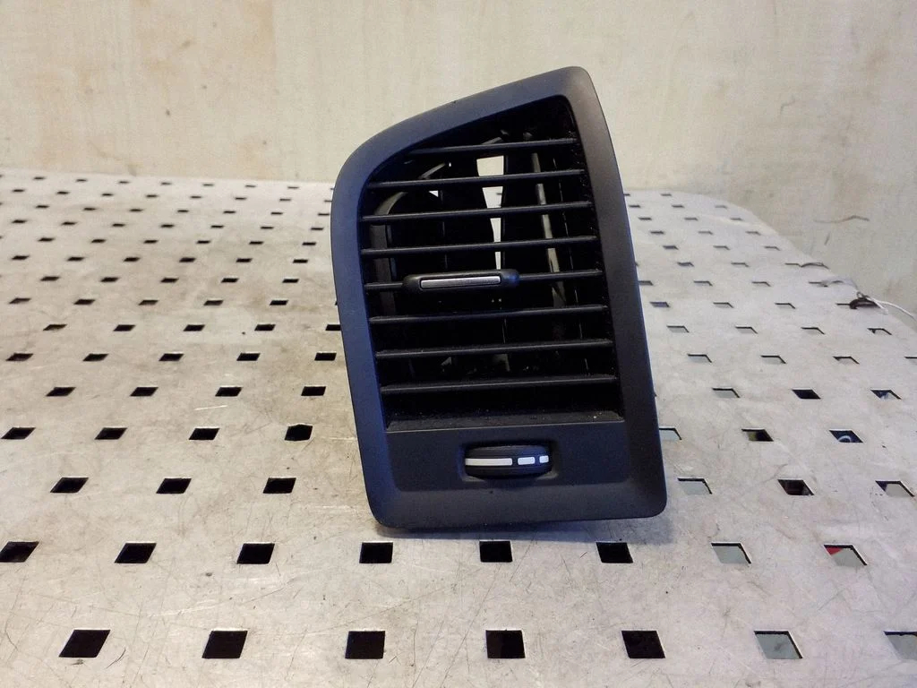 Dashboard side air vent grill/cover trim – Volvo XC60 (2009-2013)