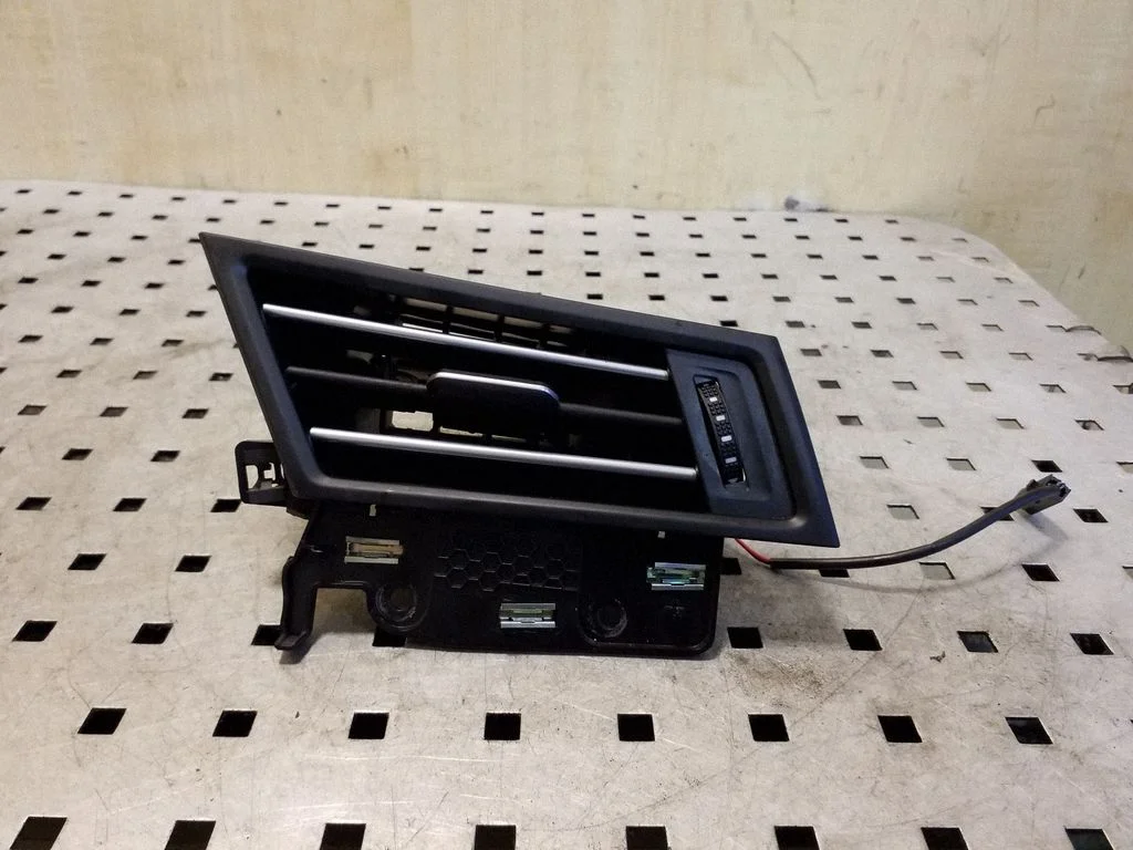 Dashboard side air vent grill/cover trim 3G2819702