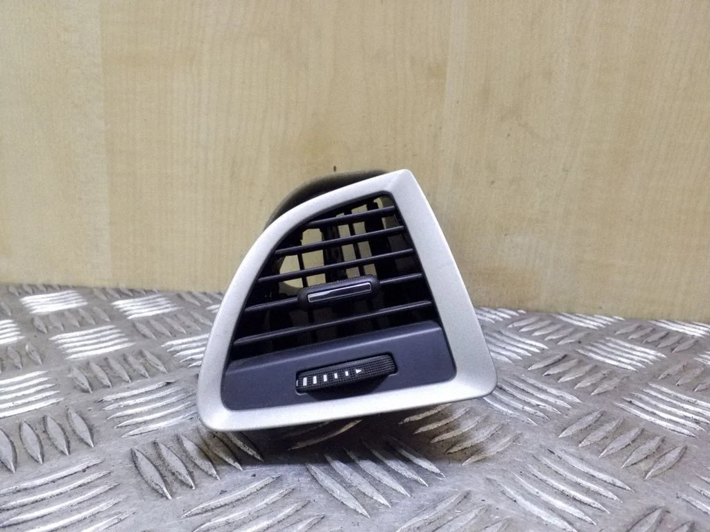 Dashboard side air vent grill/cover trim 13300541