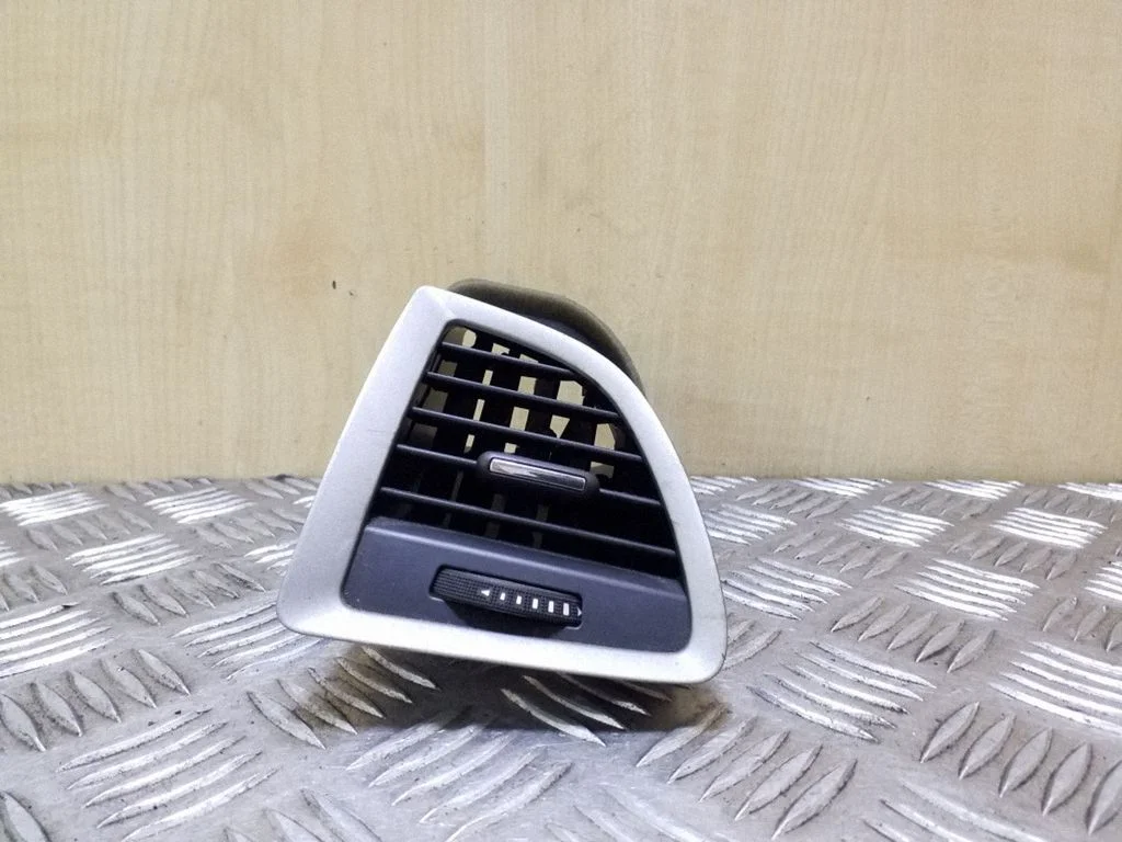 Dashboard side air vent grill/cover trim 13300551