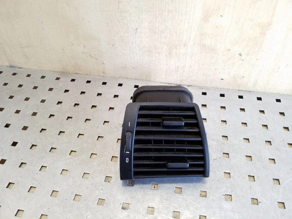 Dashboard side air vent grill/cover trim 64228402216