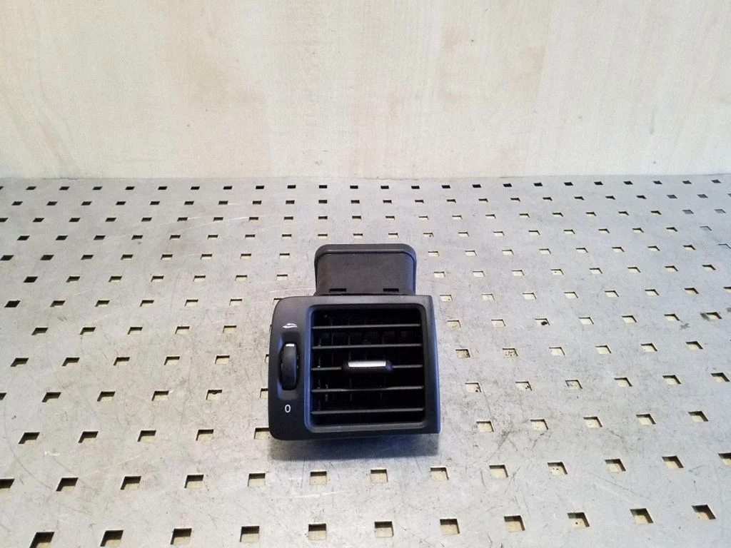 Dashboard side air vent grill/cover trim – Volvo V50 (2008-2012)