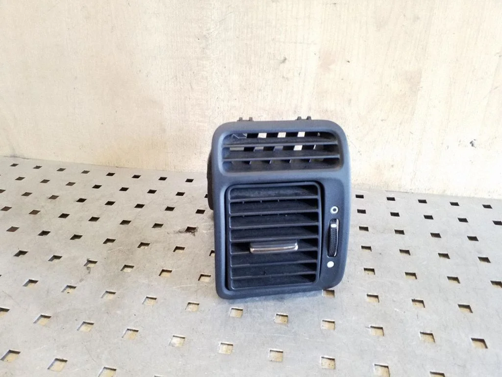 Dashboard side air vent grill/cover trim – right