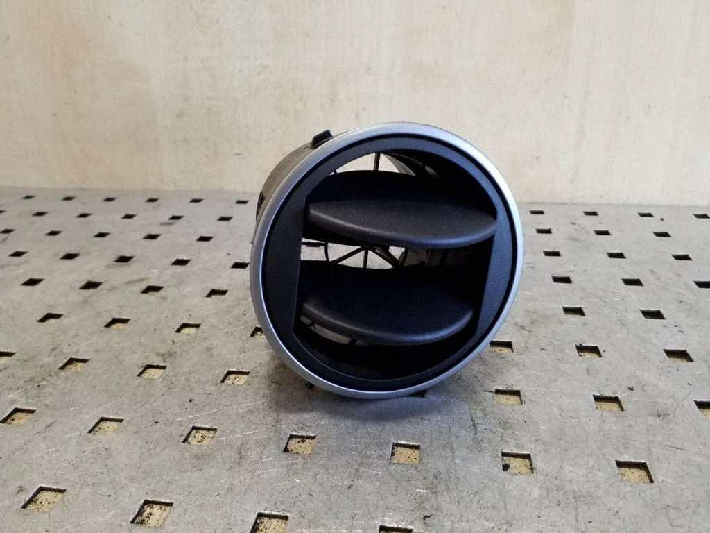 Dashboard side air vent grill/cover trim BBM464730 – Mazda 3 II (2009-2013)