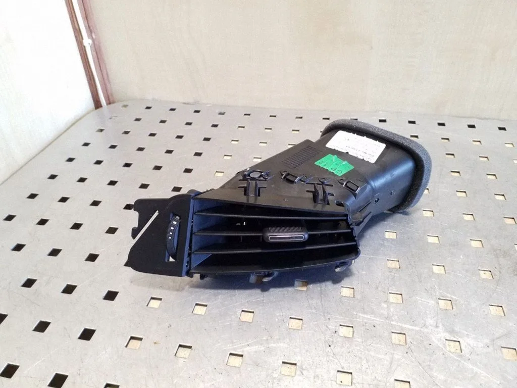 Dashboard side air vent grill/cover trim 13300564