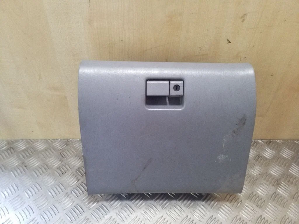Daiktadėžės (bordačioko) dangtis