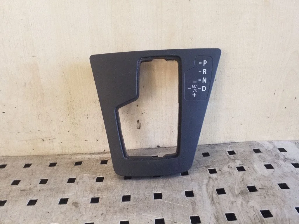 Pārnesumu pārslēga sviras apdare (plastmasas) 51163400695