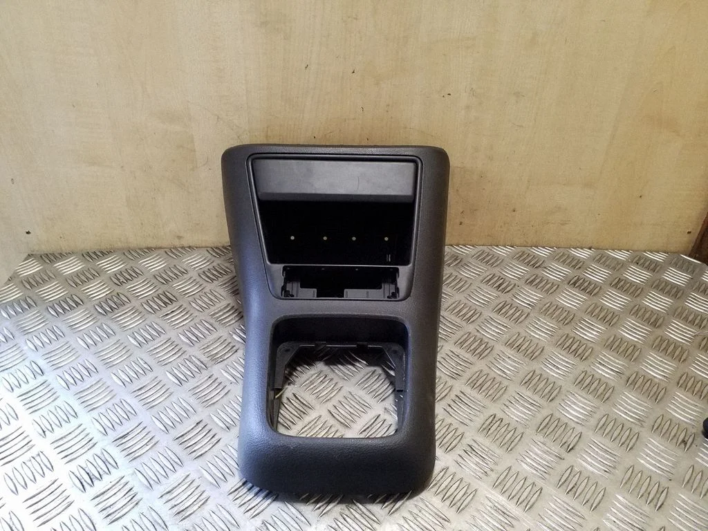 Pārnesumu pārslēga sviras apdare (plastmasas) – Volkswagen Tiguan (2007-2016)