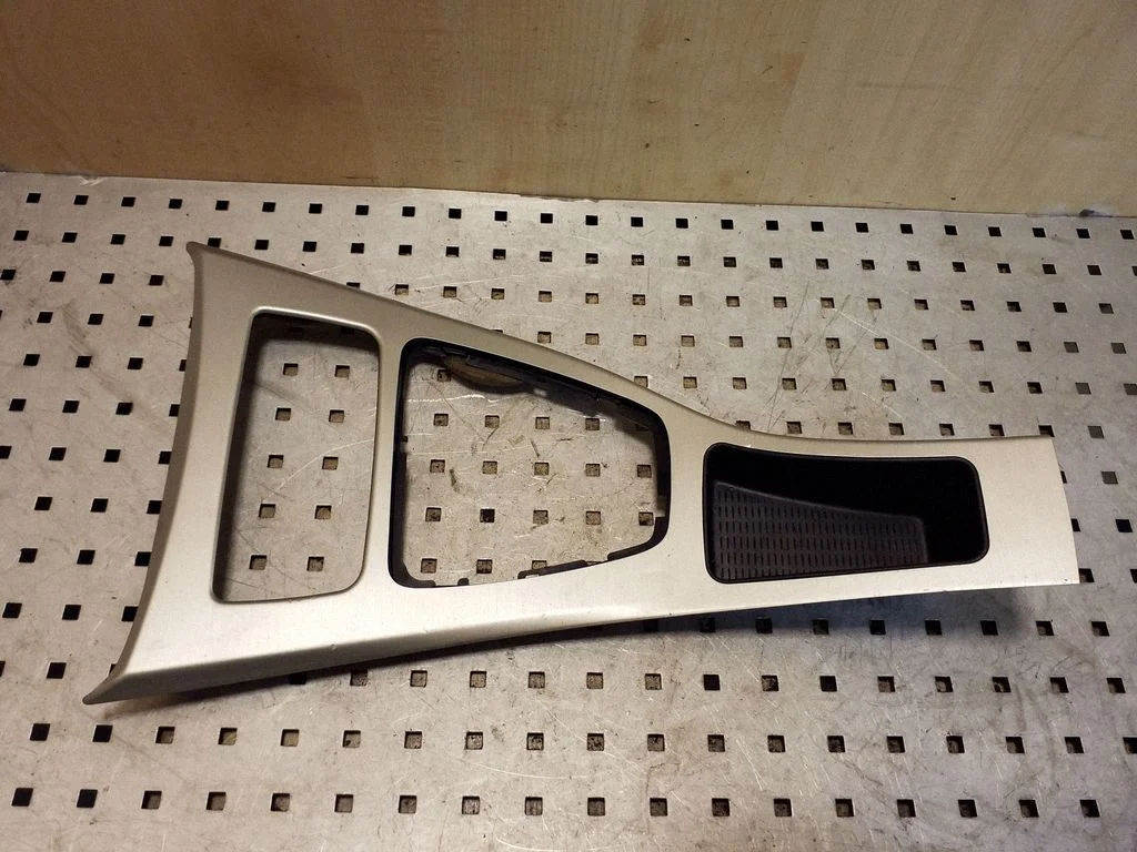 Gear shifter surround trim plastic 7118040