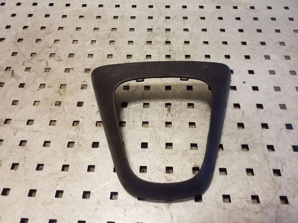 Ramka dźwigni zmiany biegów (plastikowa) – Toyota Corolla Verso E121 (2001-2004)