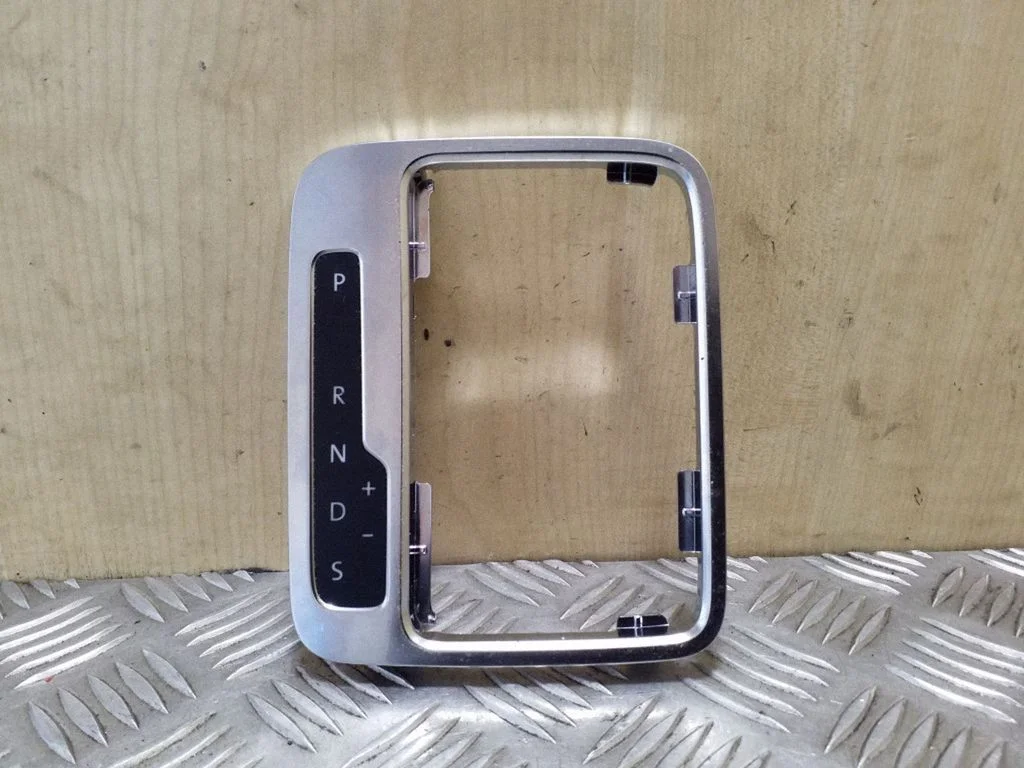 Pārnesumu pārslēga sviras apdare (plastmasas) – Volkswagen Touareg II (2010-2018)