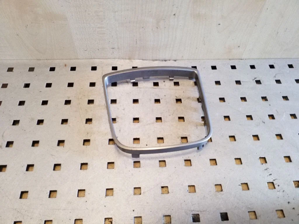 Ramka dźwigni zmiany biegów (plastikowa) 846523Z500