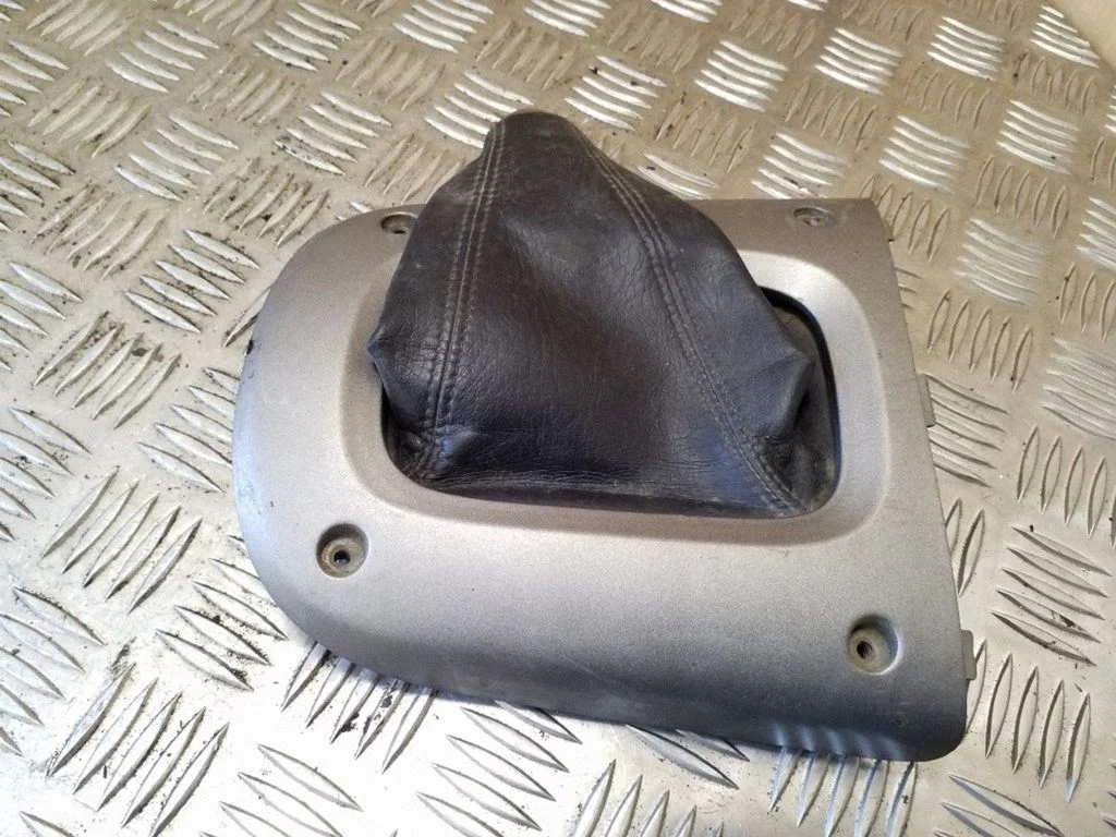 Gear shifter surround trim plastic – Toyota RAV 4 (XA20) (2000-2005)