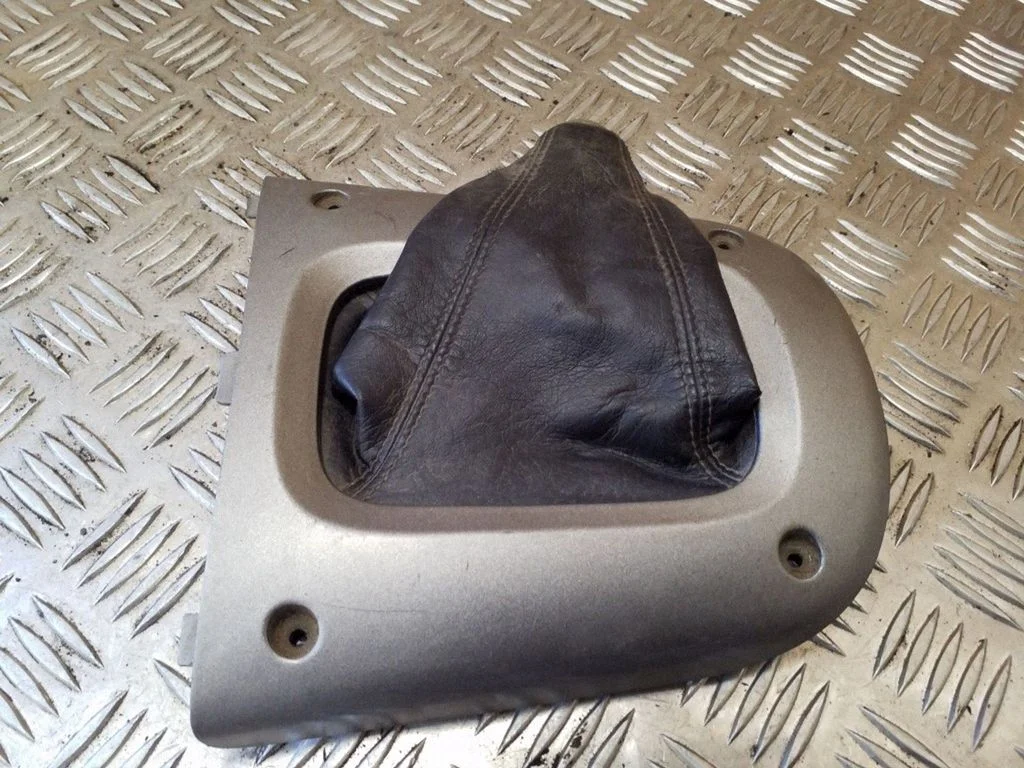 Gear shifter surround trim plastic – Toyota RAV 4 (XA20) (2000-2005)