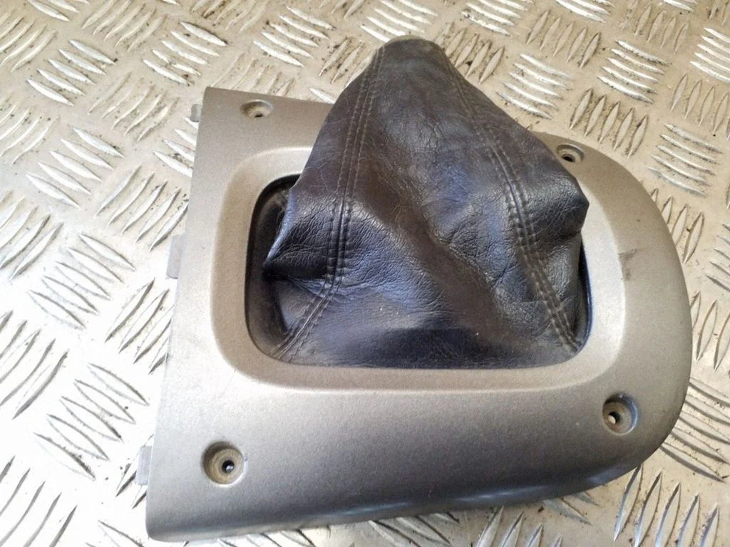 Gear shifter surround trim plastic – Toyota RAV 4 (XA20) (2000-2005)