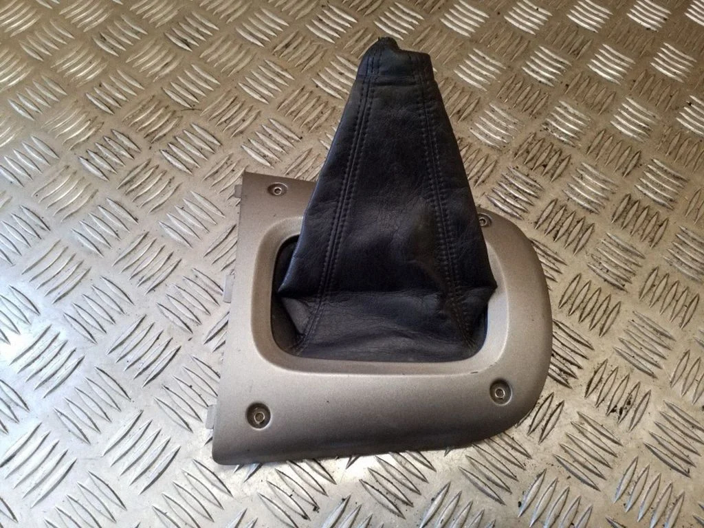 Gear shifter surround trim plastic – Toyota RAV 4 (XA20) (2000-2005)