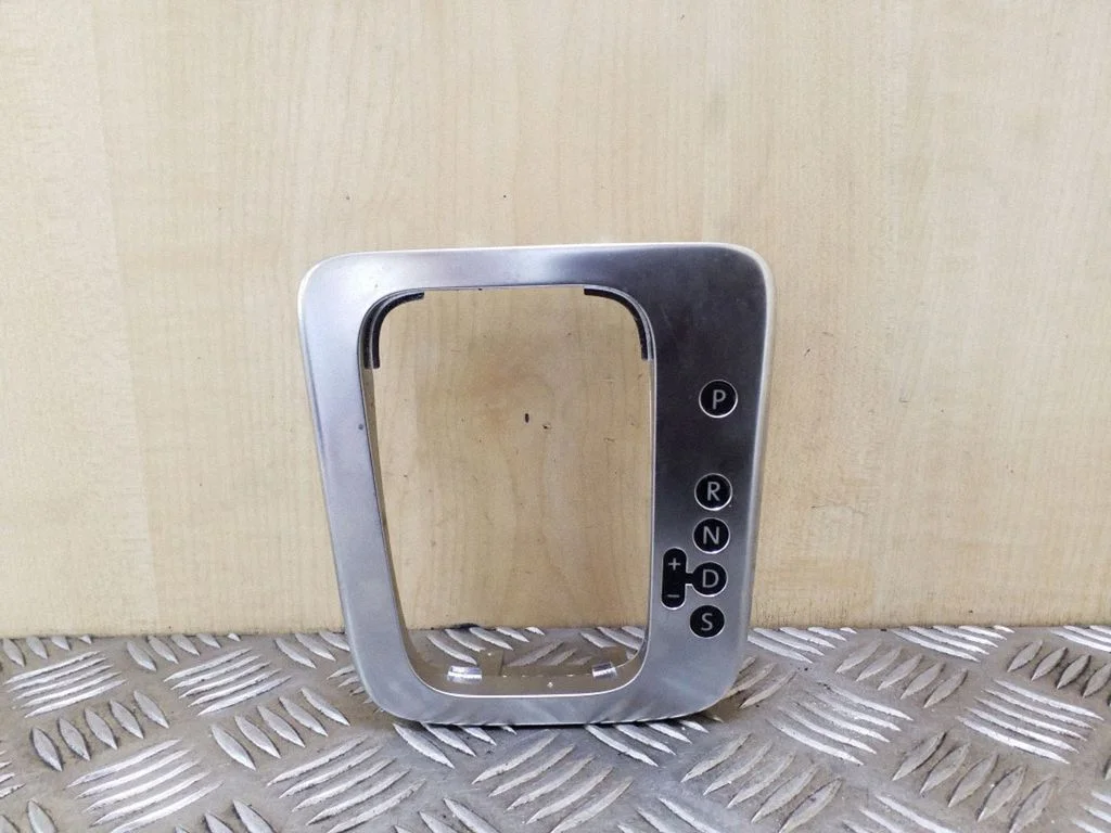 Gear shifter surround trim plastic – Volkswagen Golf Plus (2005-2013)