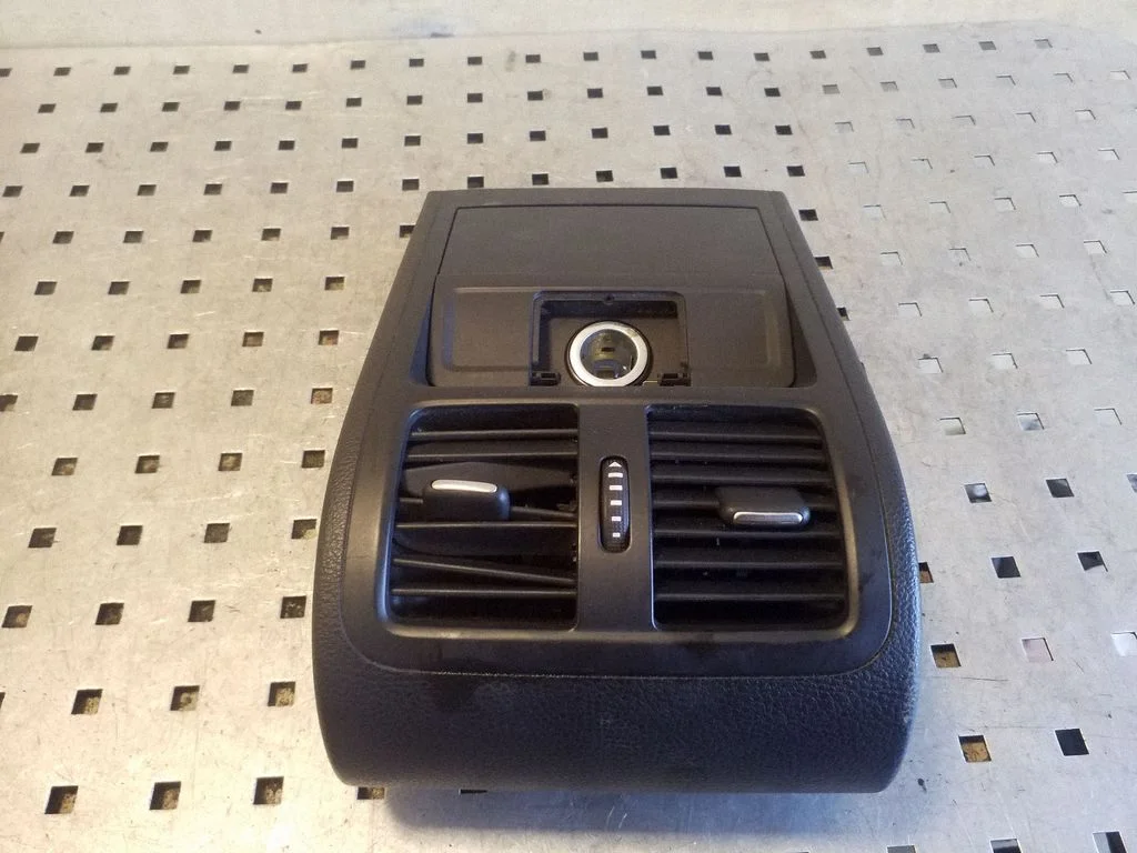 Rear air vent grill – Volkswagen Passat CC (2008-2016)