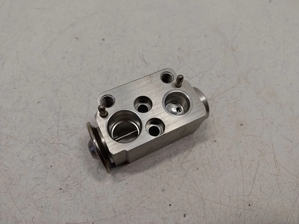 Air conditioning (A/C) expansion valve – BMW 1 Series E82 E88 (2007-2014)