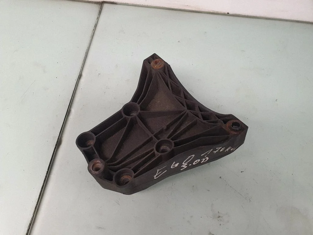 Wspornik sprężarki klimatyzacji – BMW Seria 5 E60 E61 (2004-2010)