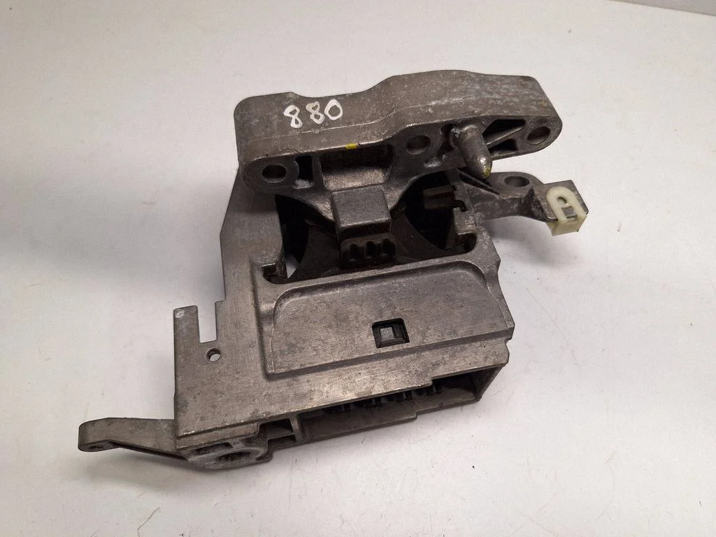 Engine mount bracket 8835562