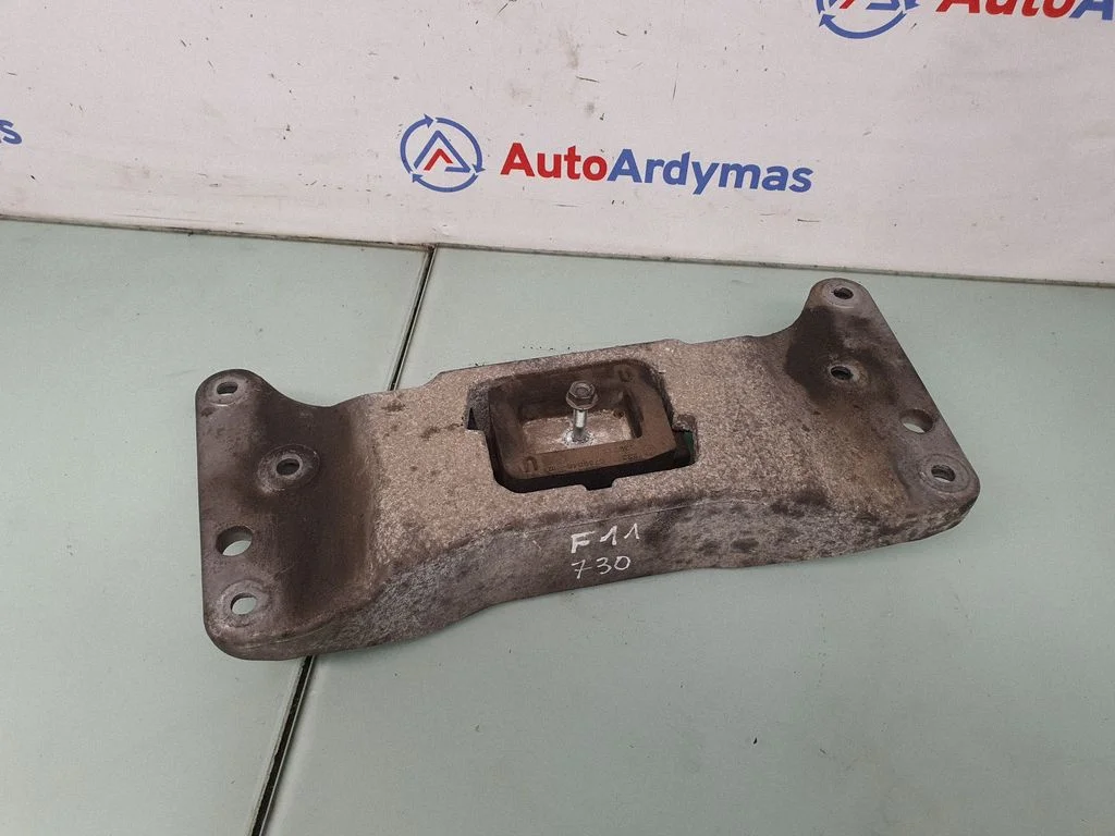 Gearbox mounting bracket 6781222
